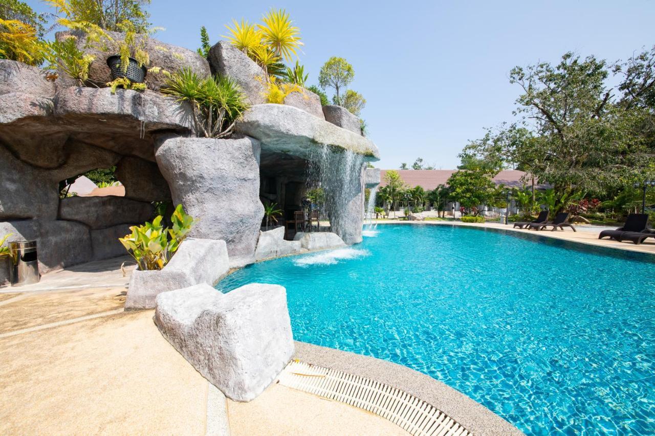 Rnana Grand Hotel Phang Nga Buitenkant foto